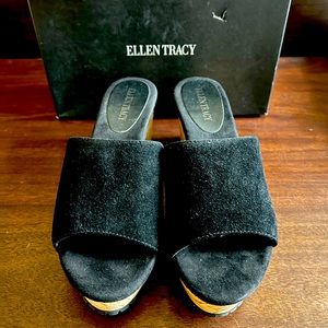 Ellen Tracy Size 8M black suede wedge slide